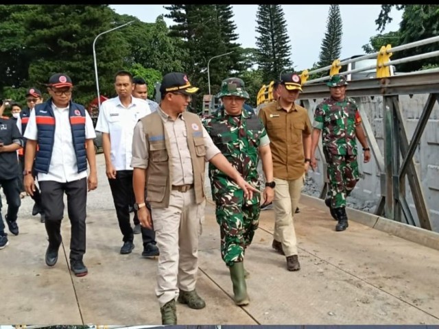 Siap Dilalui Pengguna Jalan, Kepala BNPB Didampingi Kasdim 0507/Bekasi Tinjau Jembatan Sementara di Kemang Pratama