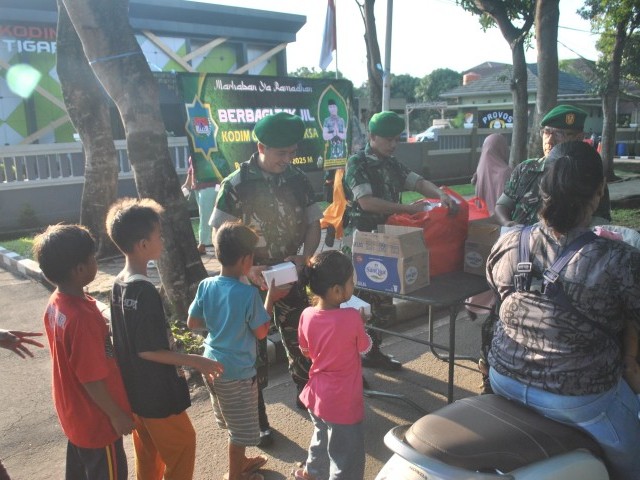Personel Kodim 0510/Tigaraksa Bagikan Takjil, Anak-anak Gembira