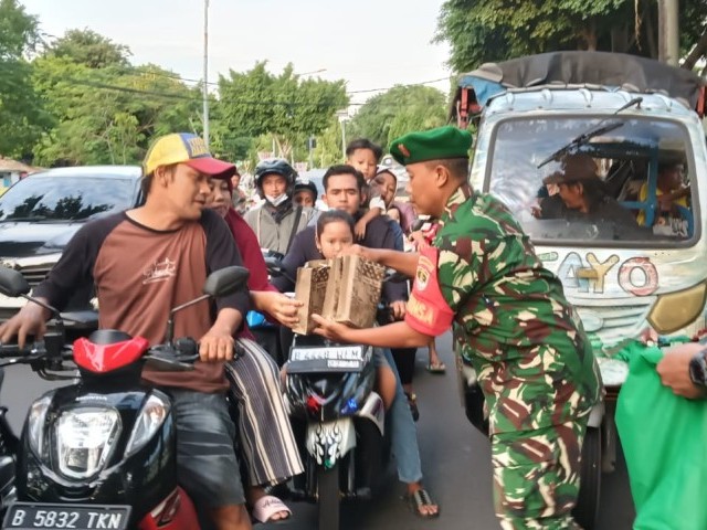 Indahnya Berbagi, Mitra Jalak 205 Kodim 0505/Jakarta Timur Bagikan Takjil