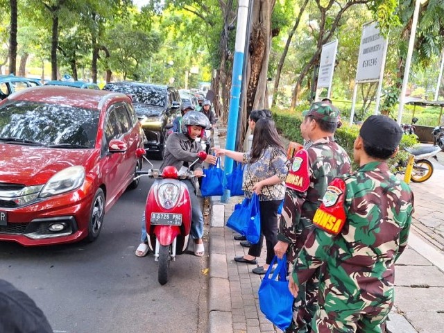 Anggota Koramil 01/Menteng Berkolaborasi Dengan Hotel Des Indes Menteng Bagikan Takjil
