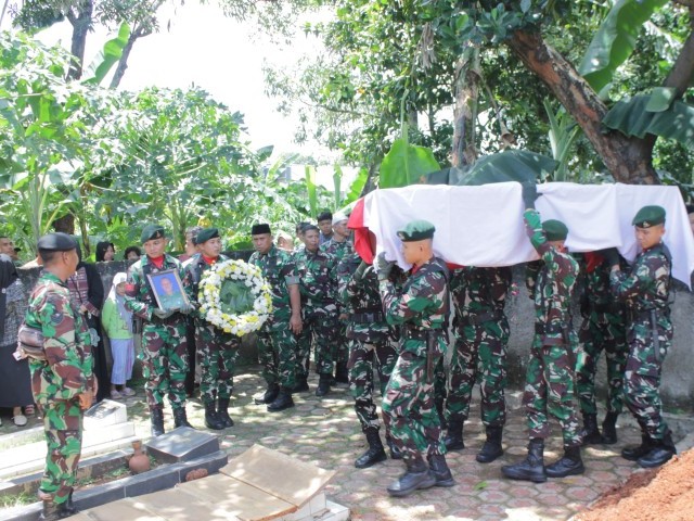 Kodim 0509/Kab.Bekasi dan Keluarga Lepas Peltu Tarno dengan Penuh Hormat