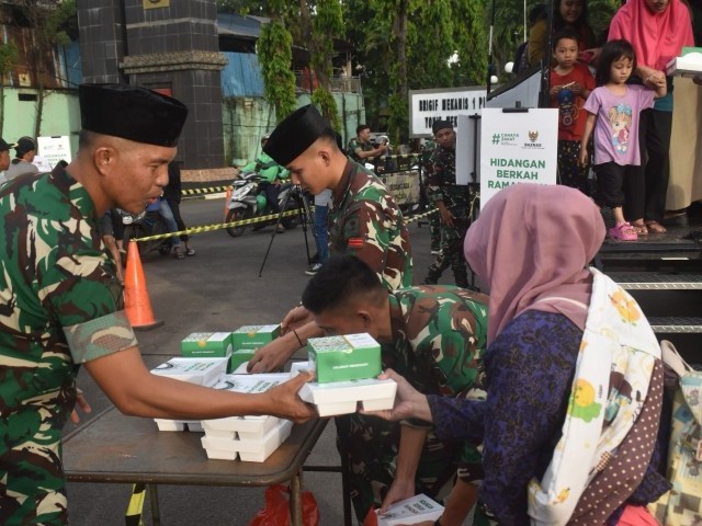 Berbagi Sesama di Bulan Ramadhan, Yonif 201/Jaya Yudha Berbagi Takjil Gratis