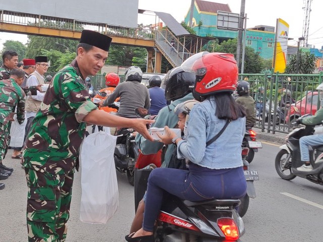 Berbagi Kebaikan, Koramil 01/Kranji Bersinergi dengan LDII Bagikan Takjil Gratis Jelang Buka Puasa