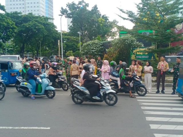 Jelang Berbuka Puasa Kodim 0501/JP Bagikan Takjil