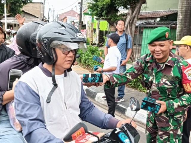 Berkah Ramadhan, Mitra Jalak Pusat 1 Bersama Kodim 0505/Jakarta Timur Bagikan Takjil