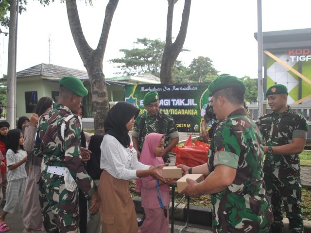 Kegiatan Mulia, Prajurit Kodim 0510/Trs Bagikan Takjil Gratis