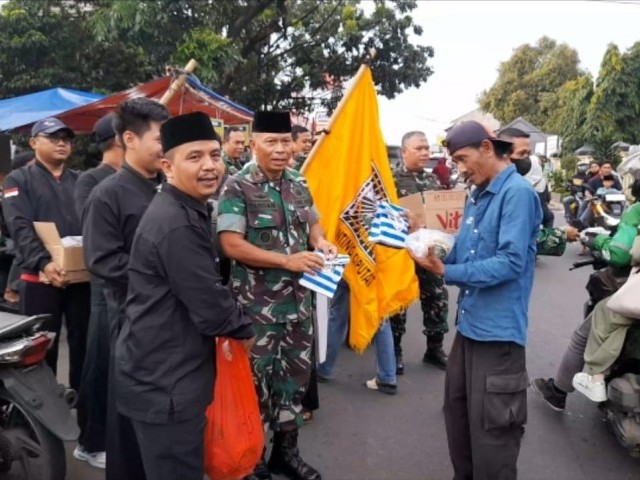 Ramadhan Barokah, Koramil 05/Ciputat dan PSHT Kolaborasi Bagikan Takjil ke Pengendara