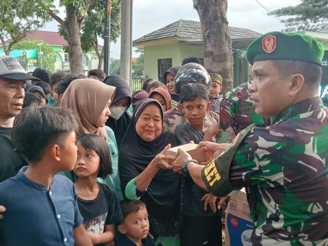 Antrean Panjang, Warga Sabar dapatkan Takjil di Kodim 0510/Tigaraksa