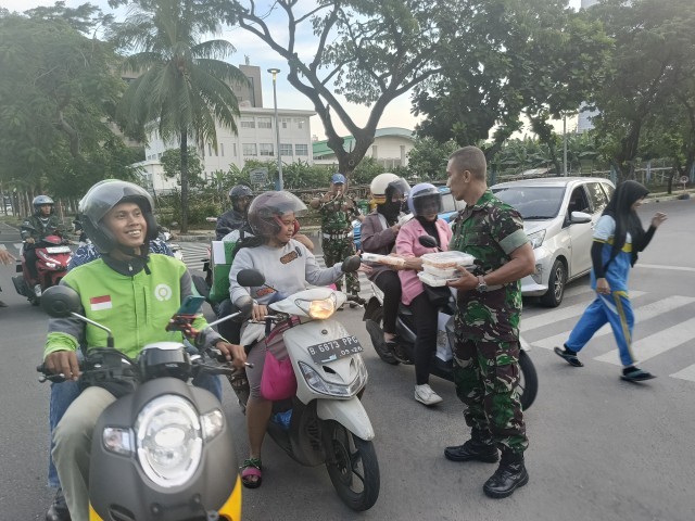 Kodim 0501/Jakarta Pusat dan Koramil Jajarannya Bagikan Ratusan Takjil Secara Serentak