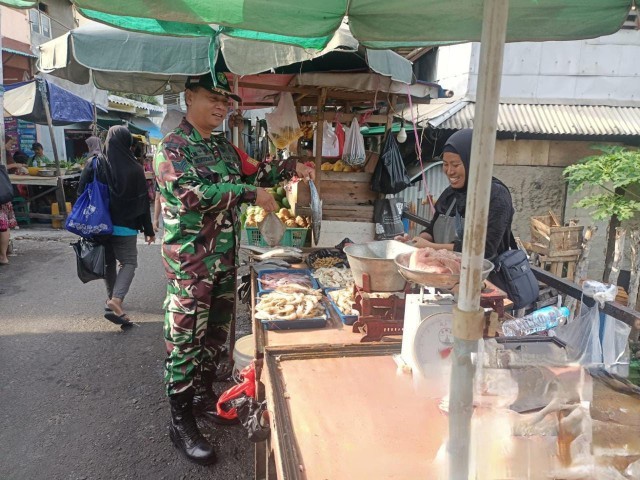 Ciptakan Keakraban, Serka Mukoddas Sambangi Pasar Cek Situasi dan Harga Sembako