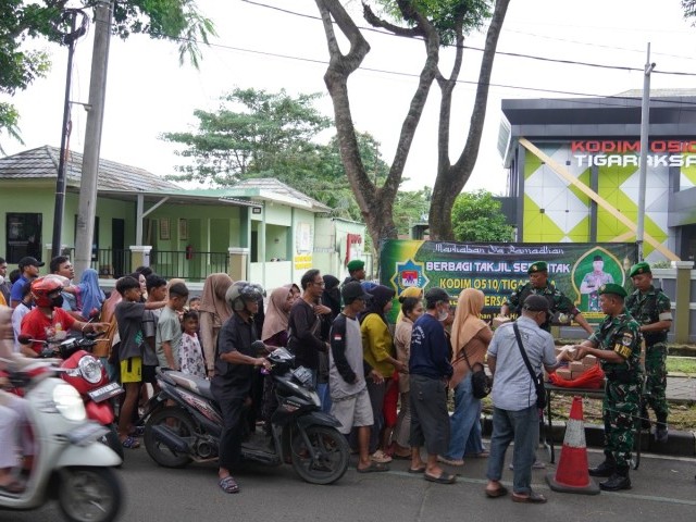 Kodim 0510/Tigaraksa Berbagi Takjil Serentak Untuk Masyarakat di Bulan Ramadhan