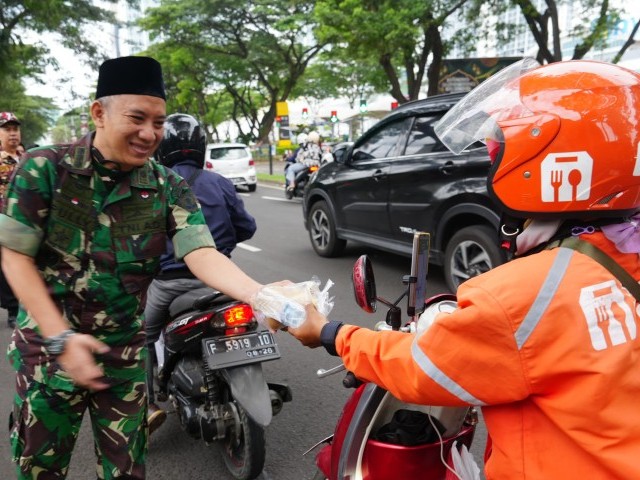 Korem 052/Wkr Berbagi 10.000 Takjil Gratis