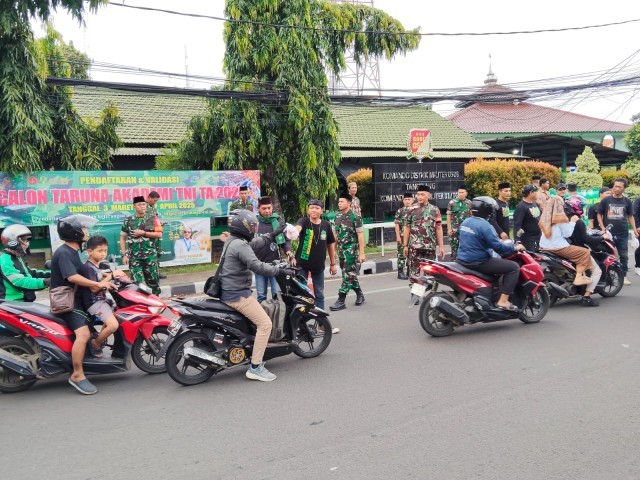 Danramil 01/Tgr Bagikan Takjil Serentak Bersama Ormas Dan Masyarakat