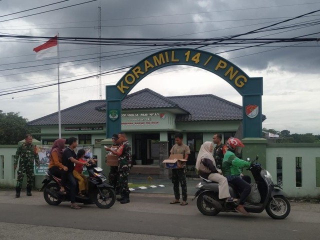Koramil 14/Panongan Berbagi Takjil Untuk Masyarakat