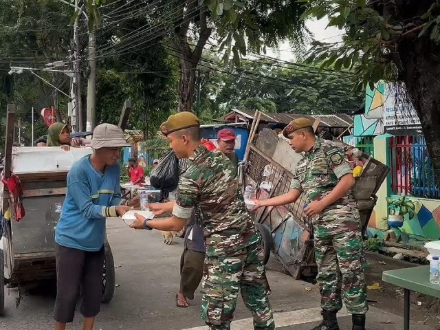 Batalyon Arhanud 6/BAY Gelar Kegiatan Sosial Berbagi Takjil