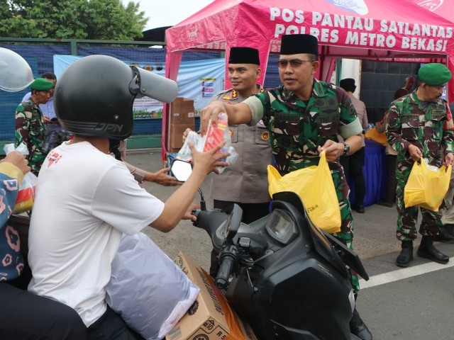 Dandim 0509/Kabupaten Bekasi dan Kapolres Metro Bekasi Bagikan Takjil Kepada Pemudik