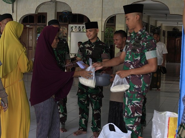 Batalyon Arhanud 6/BAY Gelar Pembagian Zakat Kepada Masyarakat
