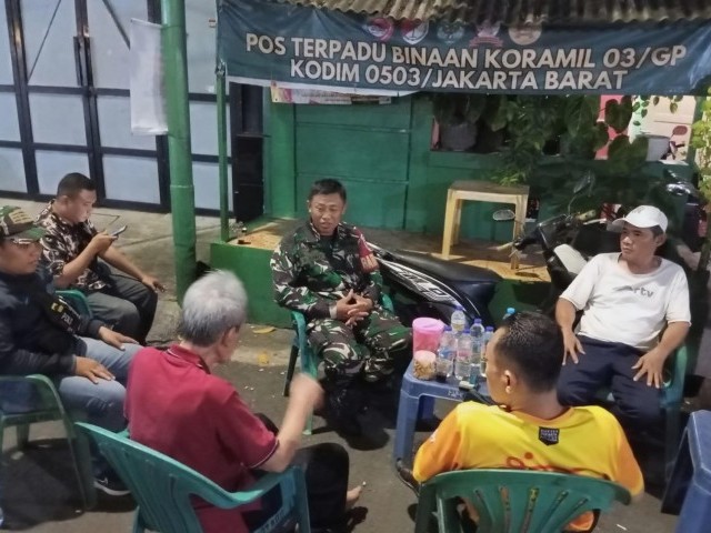 Babinsa Koramil 03/Grogol Petamburan Melaksanakan Komsos dan Monitoring Giat Ronda Warga