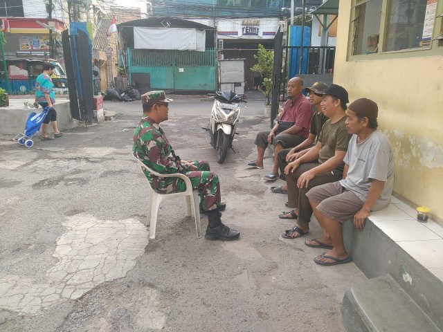 Jalin Silaturahmi, Babinsa Komsos dengan Warga Binaan