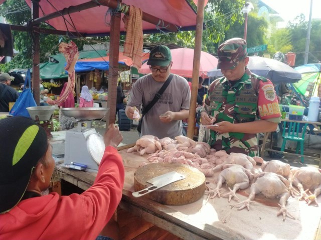 Suasana Idul Fitri, Babinsa Serka Suharno Eksis Laksanakan Pemantauan Harga Sembako