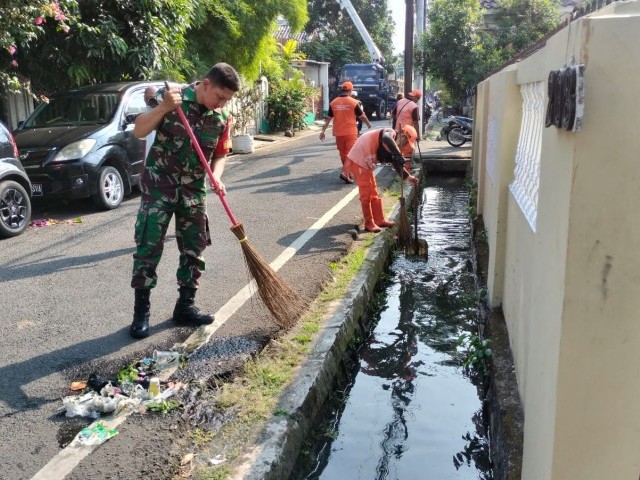 Hari Ketiga Lebaran Idul Fitri 1446 H Babinsa Koramil 07/Kemayoran Bersama PPSU Laksanakan Kerja Bakti 