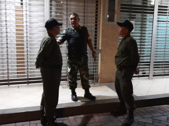 Monitoring Siskamling, Babinsa Sertu Syawal Tekankan Kewaspadaan Saat Bertugas