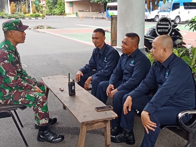 Tingkatkan Sinergitas Babinsa Koramil 03/Senen Laksanakan Komunikasi Sosial Bersama Security