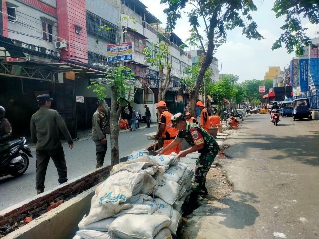 Dukung Lingkungan Bersih, Babinsa Koramil 01/Tamansari Sinergi Karya Bakti dengan PPSU