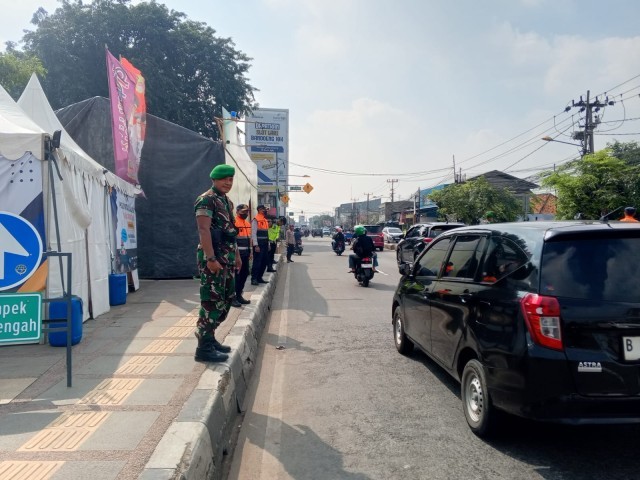 Babinsa Bersama Petugas Gabungan Pastikan Kelancaran Pos PAM Arus Balik Lebaran 2025