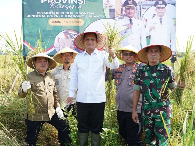 Kasdim 0509/Kab.Bekasi Dampingi Wabup Bekasi Hadiri Panen Raya Padi Serentak di 14 Provinsi