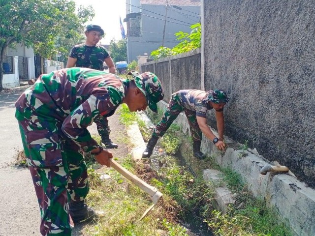 Antisipasi Banjir dan DBD, Babinsa Bersihkan Lingkungan