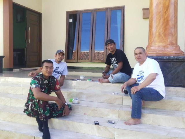 Bangun Hubungan Baik, Babinsa Komsos Dengan Kades dan Warga