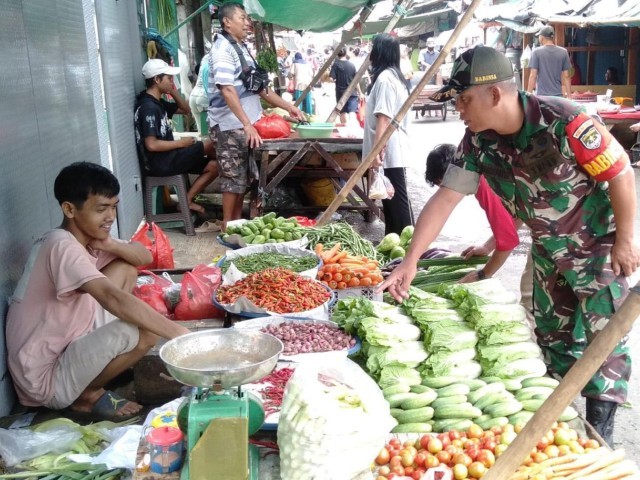 Babinsa Koramil 01/Tamansari Pantau Harga Sembako di Pasar Secara Langsung