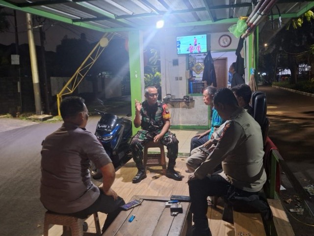 Monitoring Siskamling dan Patroli Sambang, Babinsa Serka Mustaqim Tekankan Pentingnya Kewaspadaan