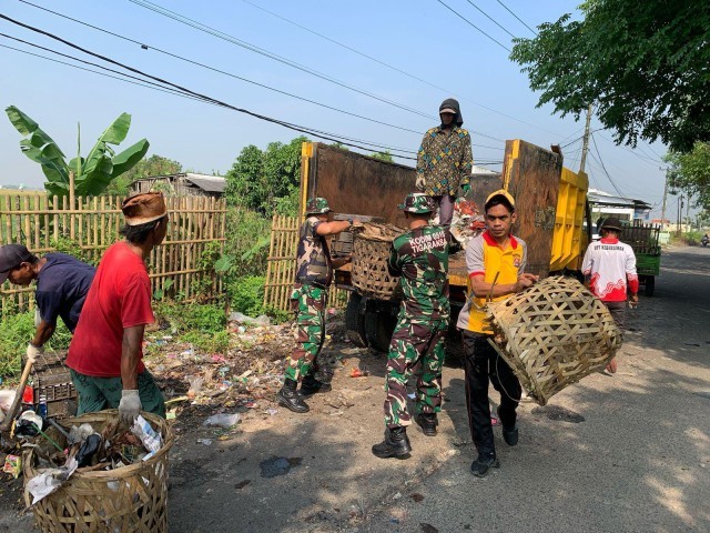 Koramil Kronjo Gelar Aksi Bersih Pasar Bersama Warga dan Polri