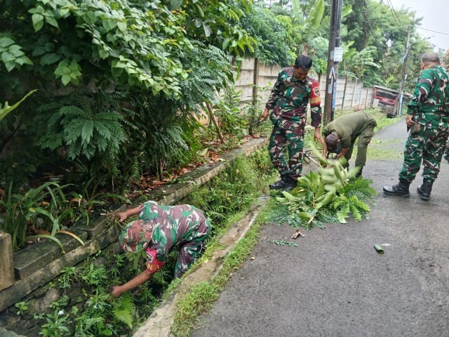 10 Personel Koramil Ciputat Mengantisipasi Banjir