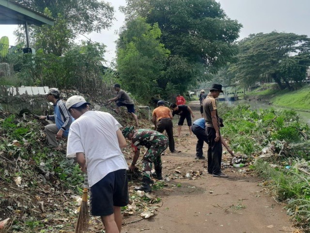 Babinsa Mekarsari Bersama Warga Kerja Bakti Bersihkan Semak di Bantaran Kali