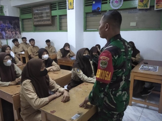 Babinsa Koramil 01/Menteng Berikan Sosialisasi Bahaya Narkoba kepada Pelajar