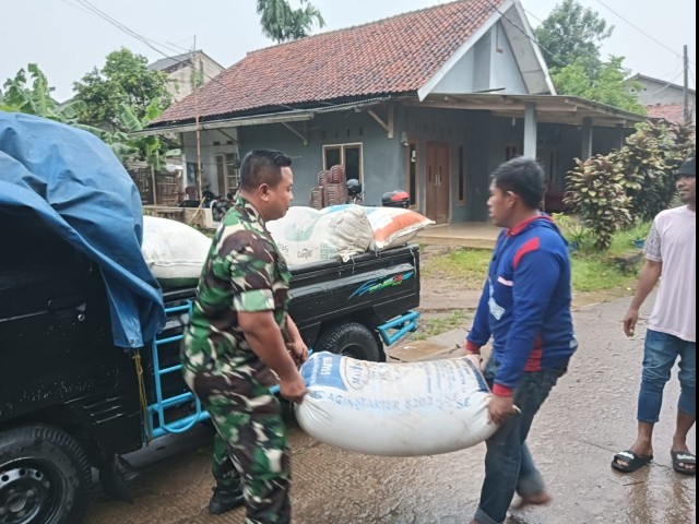 Babinsa Cimunung Terus Lakukan Pendampingan Penyerapan Beras oleh BULOG dari Kelompok Tani