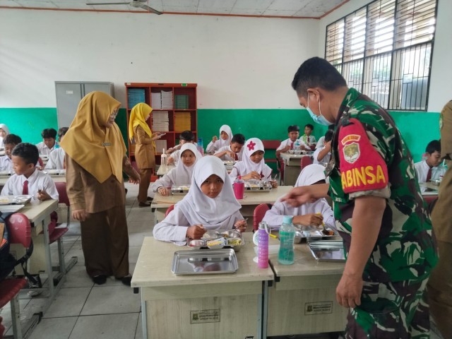 Babinsa Koramil Batuceper Monitoring Makan Bergizi Gratis