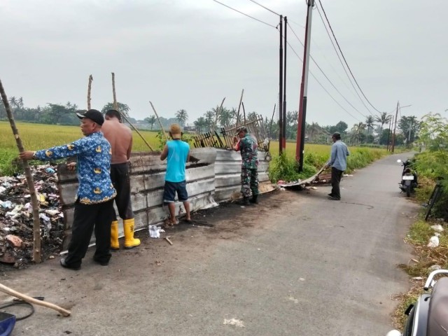 Babinsa Pakuhaji dan Warga Gotong Royong Bersihkan Sampah Liar