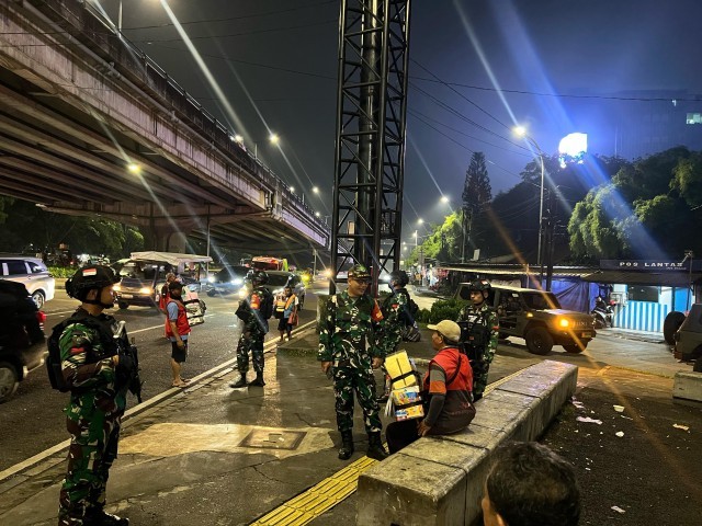 Tingkatkan Kamtibmas, Danramil 03/Pasar Rebo, Ciracas Pimpin Patroli Malam