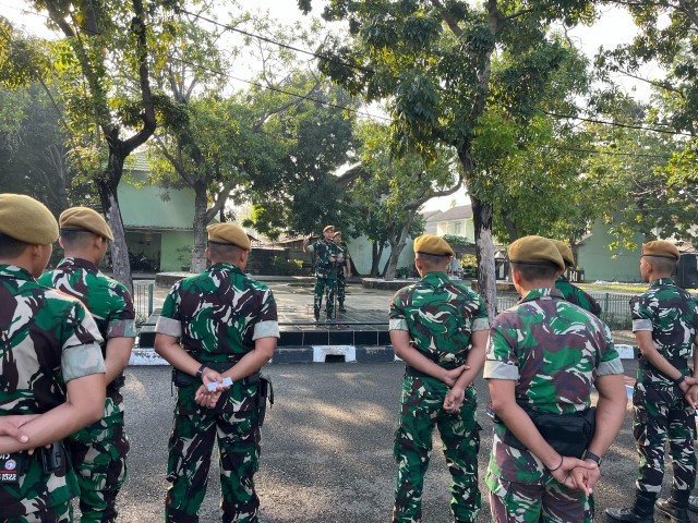 Seluruh Prajurit Batalyon Arhanud 6/BAY melaksanakan apel pagi gabungan dilanjutkan kegiatan Jam Komandan