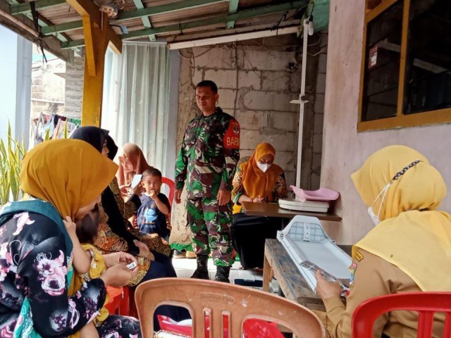 Babinsa Koramil 14/Panongan Dampingi Kegiatan Posyandu
