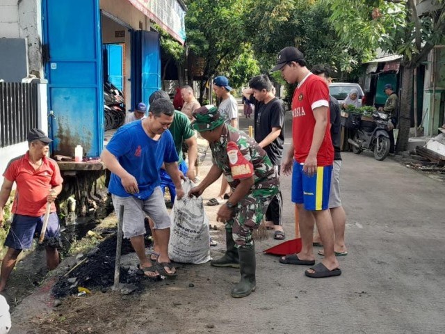 Babinsa Koramil Rajeg Turun ke Lapangan Bareng Warga Kerja Bakti
