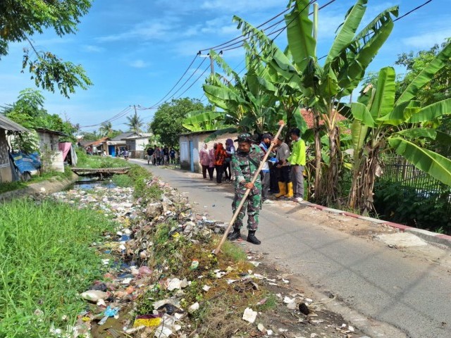 Camat Teluknaga, Polsek Teluknaga dan Koramil 01/Teluknaga Satukan Kekuatan Gelar Gotong Royong Bersihkan Sampah
