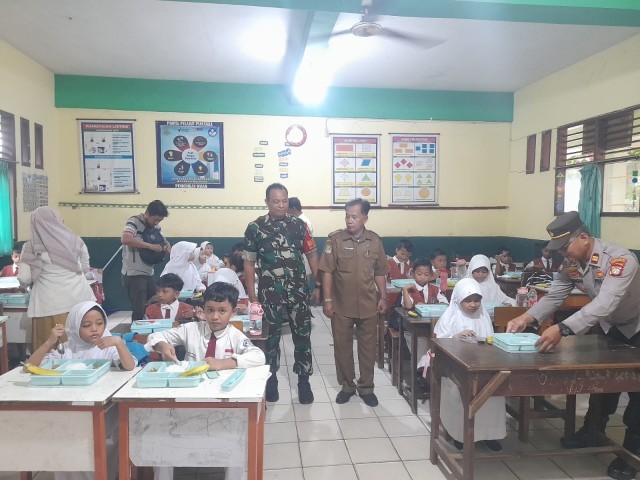 Babinsa Koramil 05/Bantargebang Dampingi Distribusi Program Makan Bergizi di 9 Sekolah Wilayah Mustikasari