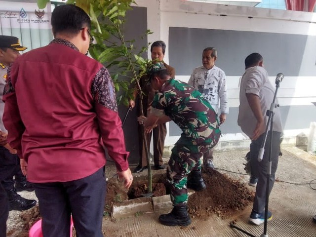Kasdim 0505/Jakarta Timur Sukseskan Penghijauan Satu Juta Pohon Bersama Kemenag Jaktim