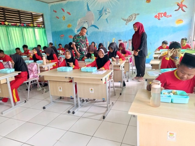 Babinsa Koramil 14/Panongan Dampingi Pelaksanaan Makan Bergizi Gratis