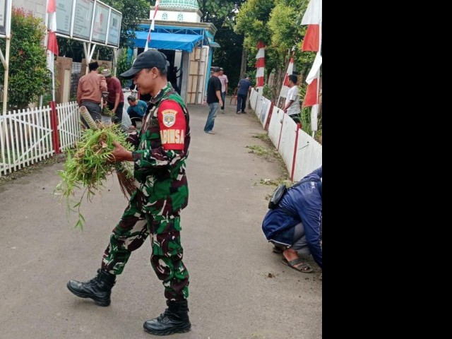Babinsa Koramil 14/Panongan Laksanakan Jumat Bersih Bersama Warga